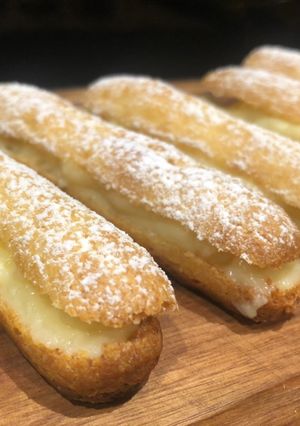 Una foto de Eclairs con pastelera