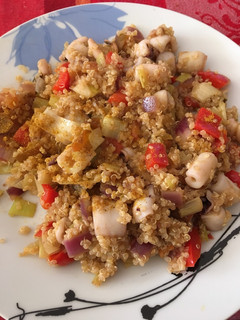 Una foto de Quinoa chipirón y verduras