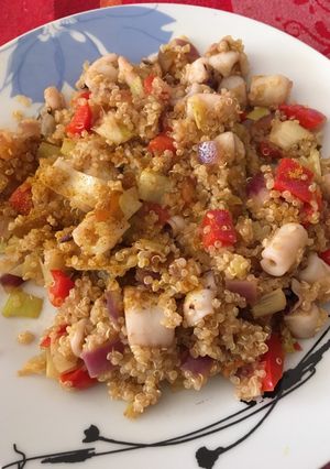 Una foto de Quinoa chipirón y verduras