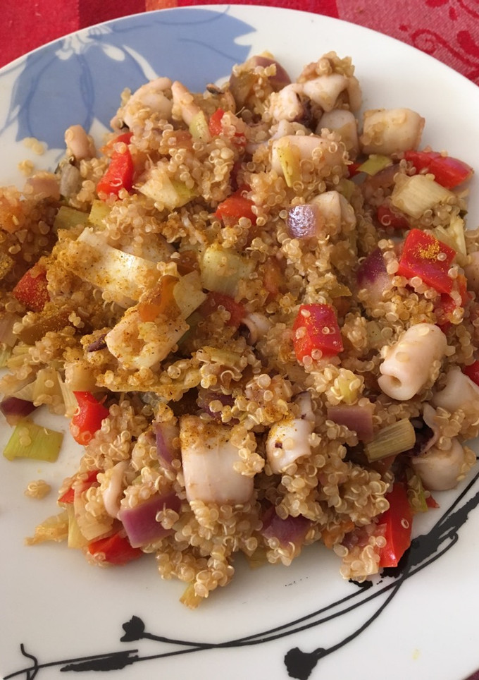 Una foto de Quinoa chipirón y verduras