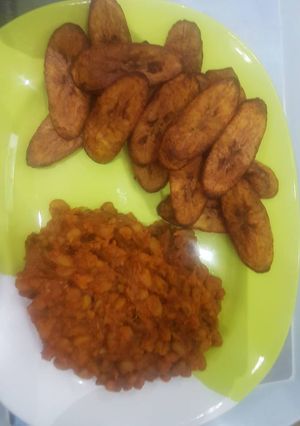 A picture of Beans and fried plantain.