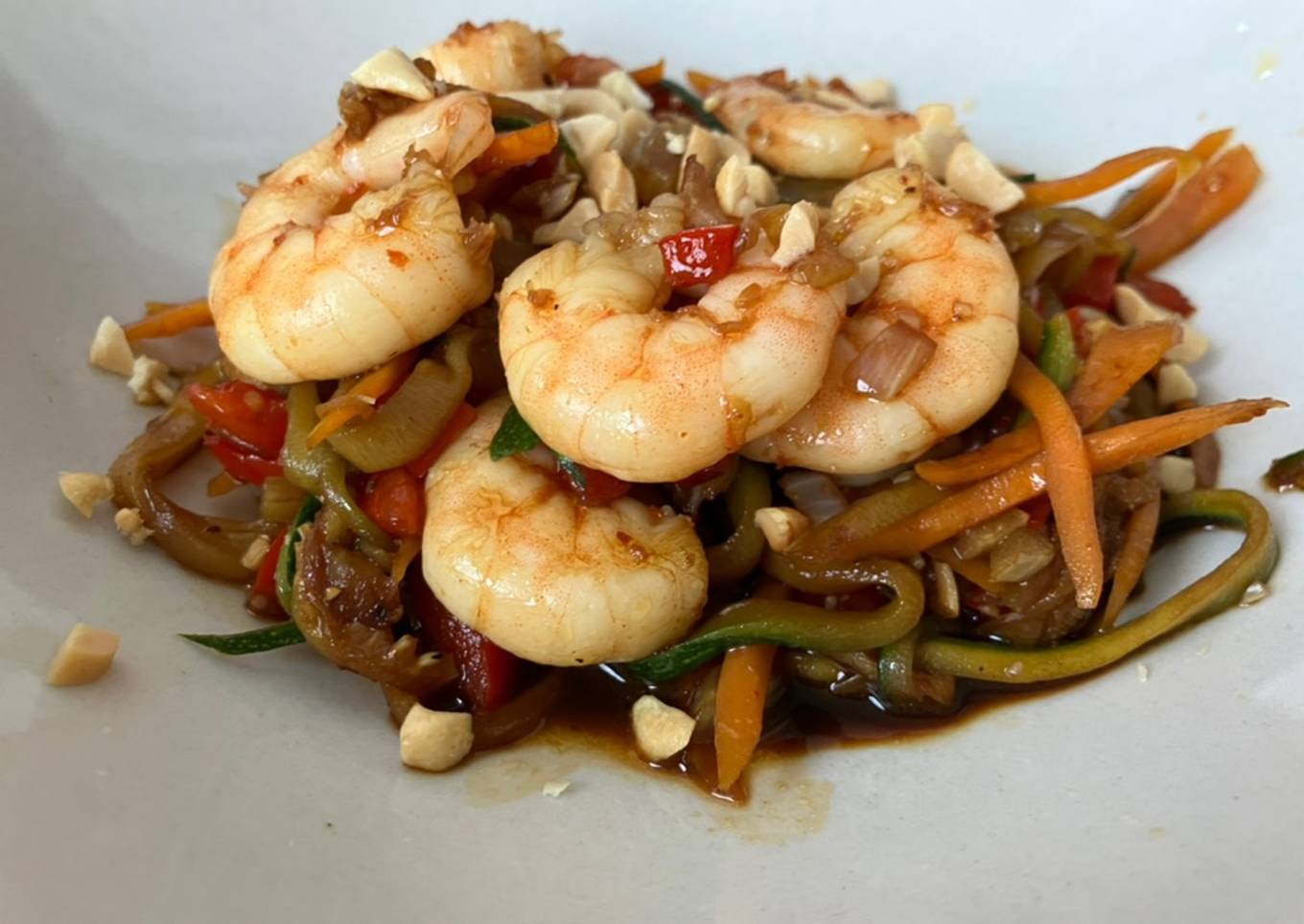 Spaghetti de calabacín con gambas estilo asiático