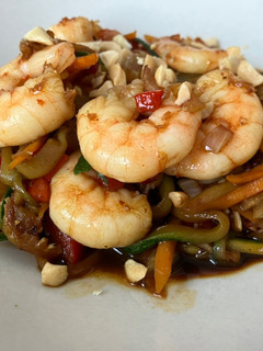 Una foto de Spaghetti de calabacín con gambas estilo asiático