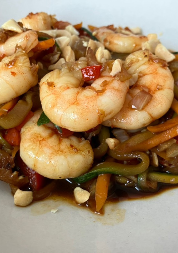 Una foto de Spaghetti de calabacín con gambas estilo asiático