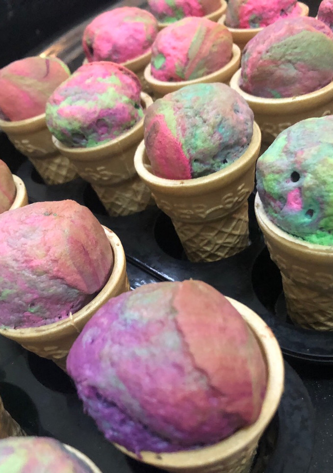 Una foto de Cupcakes-heladitos multicolores.... infaltables en la fiesta de tu peque!!