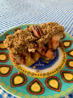 Una foto de Crumble de manzanas y frutos rojos light