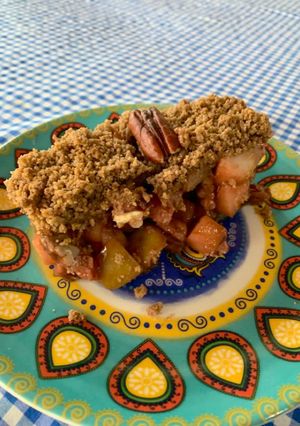 Una foto de Crumble de manzanas y frutos rojos light