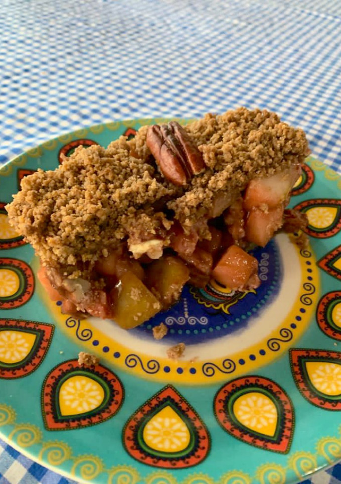 Una foto de Crumble de manzanas y frutos rojos light