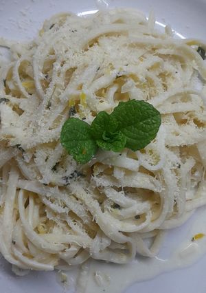 Una foto de Fideos fettuccini con crema de limón y menta 🍋🌿