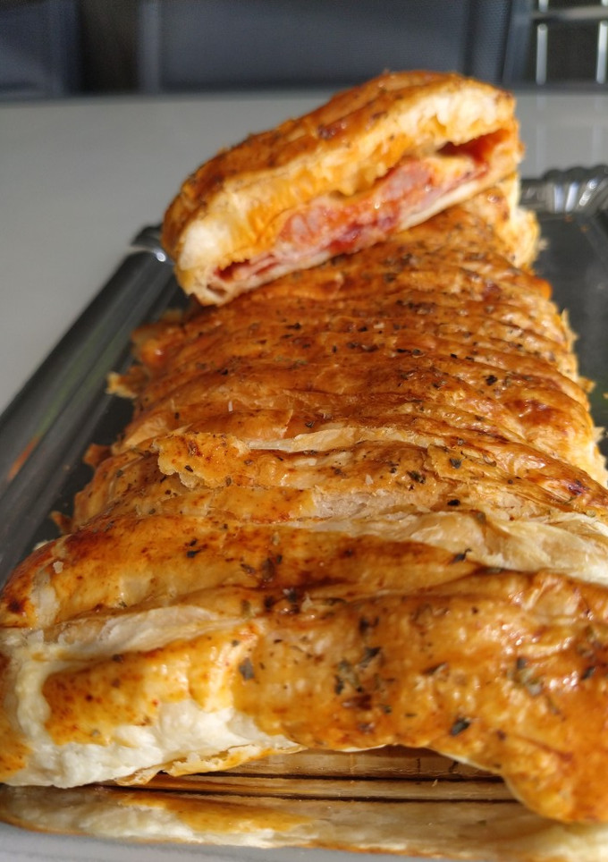 Una foto de Hojaldre pizzero