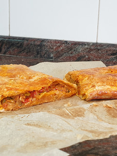 Una foto de Empanada de hojaldre con atún