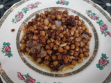 Garbanzos con morcilla y piñones