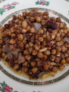 Una foto de Garbanzos con morcilla y piñones