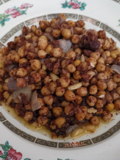 Una foto de Garbanzos con morcilla y piñones