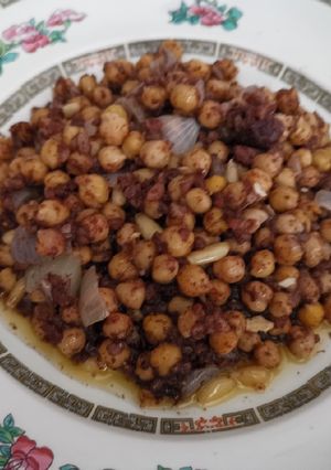 Foto principal de Garbanzos con morcilla y piñones