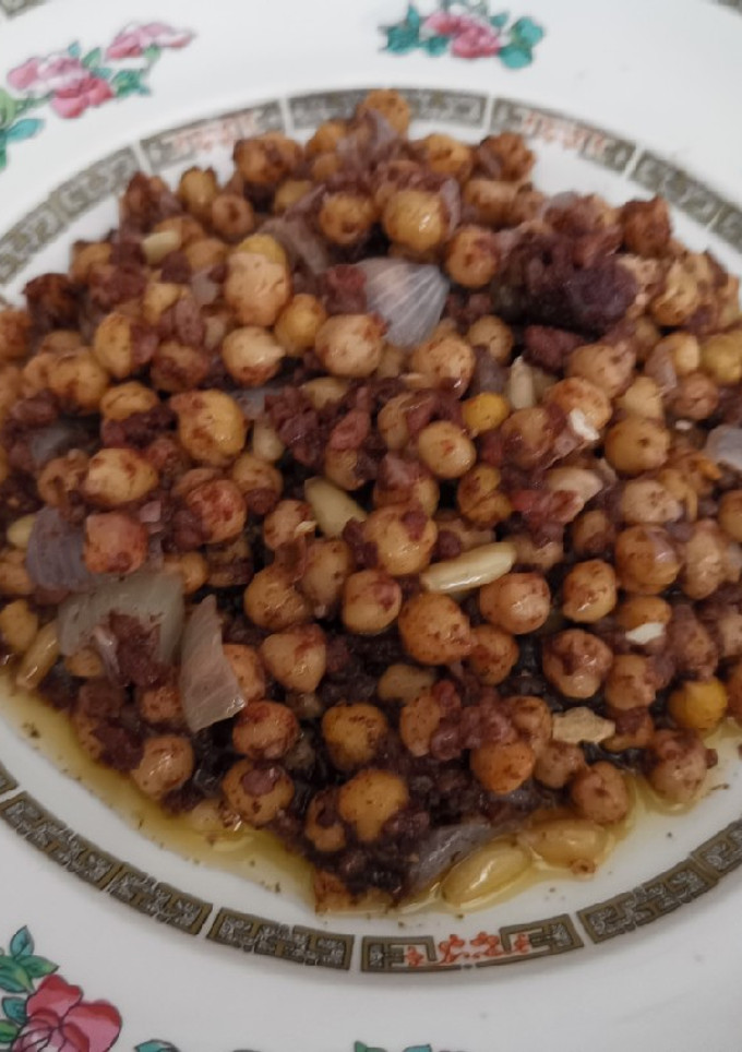 Una foto de Garbanzos con morcilla y piñones