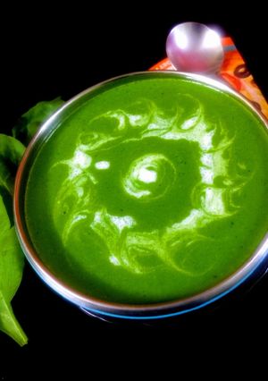 A picture of Spinach cream soup.
