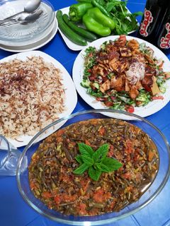 صورة لوصفة فاصوليا خضراء ببندورة مع رز بشعيرية