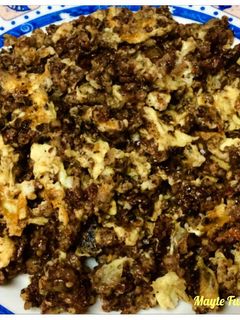 Una foto de Revuelto de morcilla de Burgos con sésamo