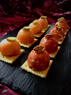 Foto principal de Bombones salados de salmón ahumado y jamón serrano