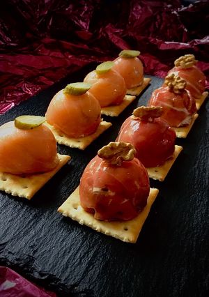 Una foto de Bombones salados de salmón ahumado y jamón serrano