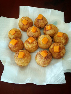 Una foto de Albóndigas de plátano maduro rellenas de queso