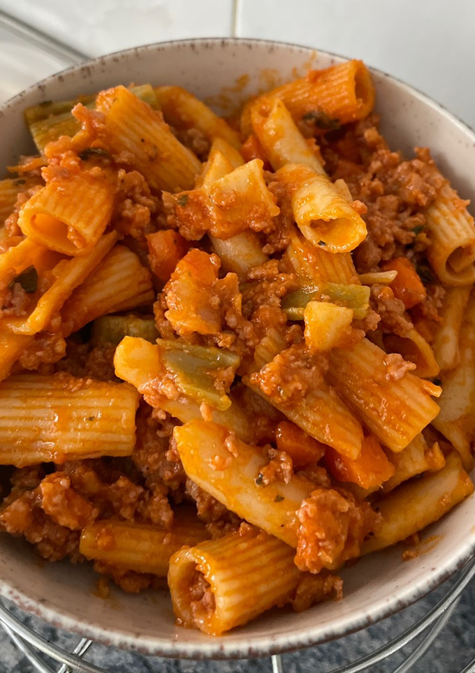 Una foto de Macarrones a la boloñesa