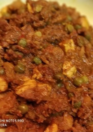 A picture of Paneer,soya champ with peas.