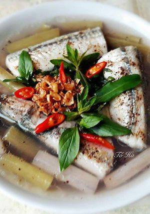 Hình của món Cá XƯƠNG XANH nấu canh chua bông súng với cơm mẻ.