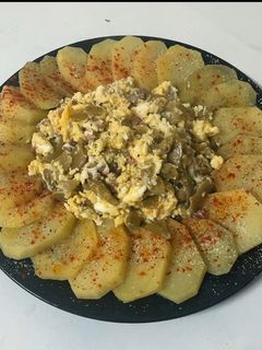 Una foto de Patatas con judías verdes revueltas