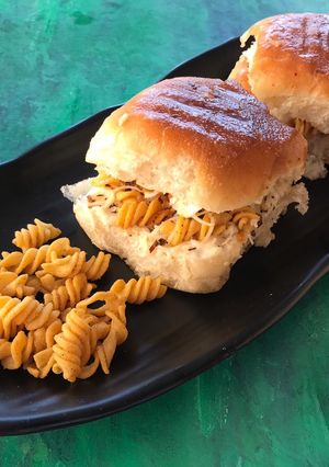 ટિસ્ટર પાવ (Twister pav recipe in Gujarati) રેસીપી મુખ્ય ફોટો
