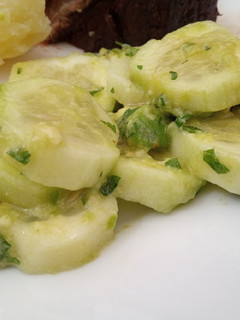 Una foto de Ensalada de pepino y palta
