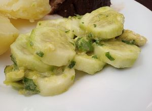 Una foto de Ensalada de pepino y palta