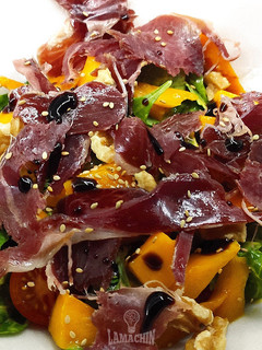 Una foto de Ensalada de mango y jamón ibérico