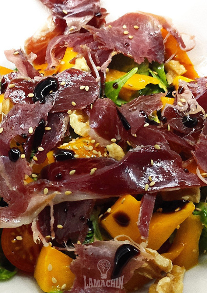 Una foto de Ensalada de mango y jamón ibérico
