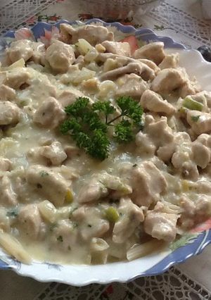 Una foto de Macarrones con salsa blanca y pollo