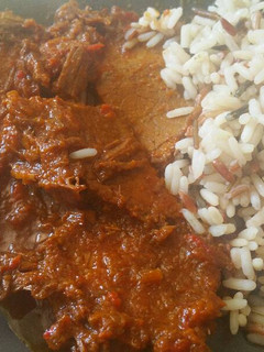 Una foto de Redondo de ternera con arroz salvaje