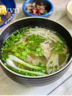 Hình của món Sườn Non Nấu Nấm Kim Châm.