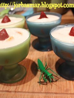Una foto de Menjar blanc con mandarina y fresas