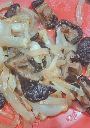 洋蔥炒香菇 的食譜成品照片