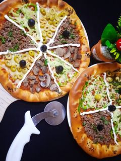 صورة لوصفة بيتزا رويال بيتزا المحلات 🍓😋