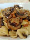 Orecchiette Fresche con Funghi Champignon, Pancetta e Cipolla Disidratata