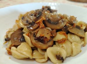 Foto di Orecchiette Fresche con Funghi Champignon, Pancetta e Cipolla Disidratata