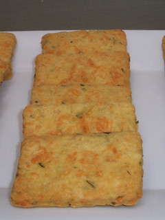 Una foto de Galletas de parmesano, romero, albahaca y orégano
