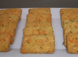Una foto de Galletas de parmesano, romero, albahaca y orégano
