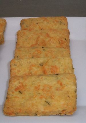 Una foto de Galletas de parmesano, romero, albahaca y orégano