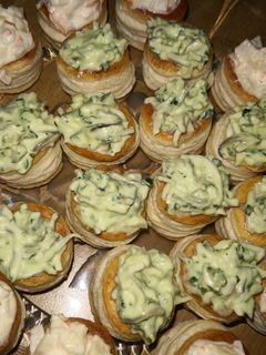 Una foto de Volovanes de Anguriñas al ajillo y de surimi con piña