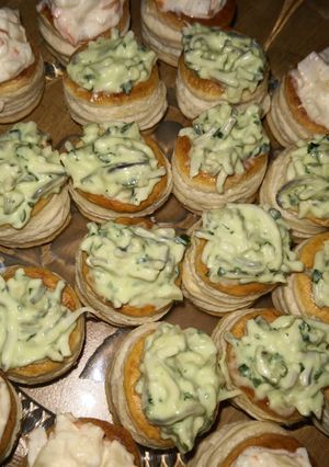 Foto principal de Volovanes de Anguriñas al ajillo y de surimi con piña