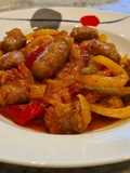 Salteado de salchichas con pimientos tricolor