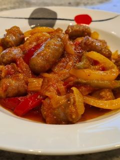 Una foto de Salteado de salchichas con pimientos tricolor